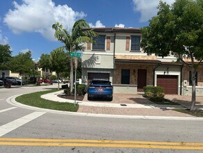 10006 W 32nd Ln in Hialeah, FL - Building Photo - Building Photo