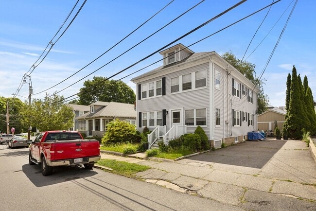 10 Newcastle Rd, Unit 2 in Peabody, MA - Building Photo - Building Photo