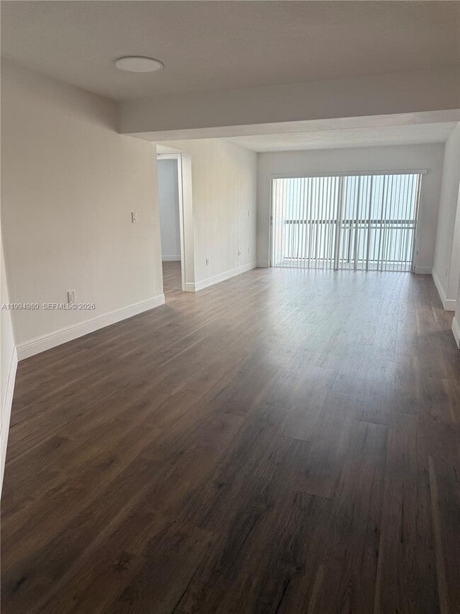 6272 NW 186th St in Hialeah, FL - Foto de edificio - Building Photo