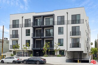 6144 Whitsett Ave in Los Angeles, CA - Building Photo - Building Photo