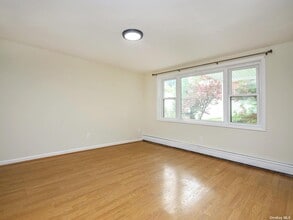 39 Graywood Rd in Port Washington, NY - Building Photo - Building Photo