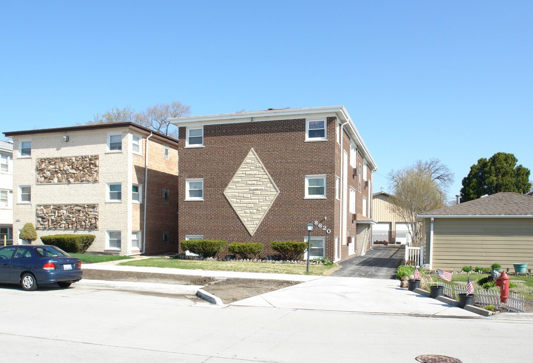 8620 Fullerton Ave in River Grove, IL - Foto de edificio