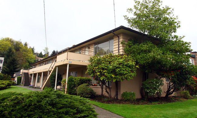 Village Green Apartments in Seattle, WA - Building Photo - Building Photo