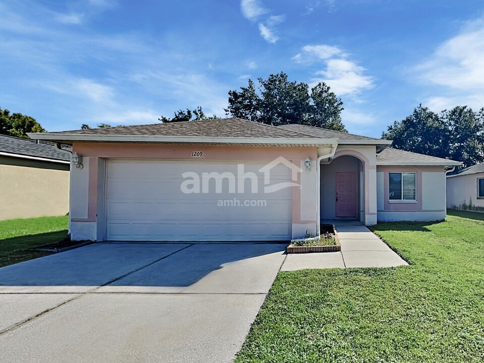 1209 Blufield Ave in Brandon, FL - Building Photo