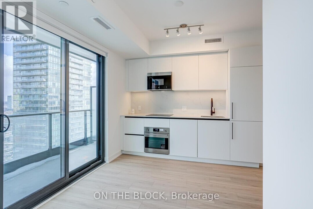 35 Parliament St in Toronto, ON - Building Photo