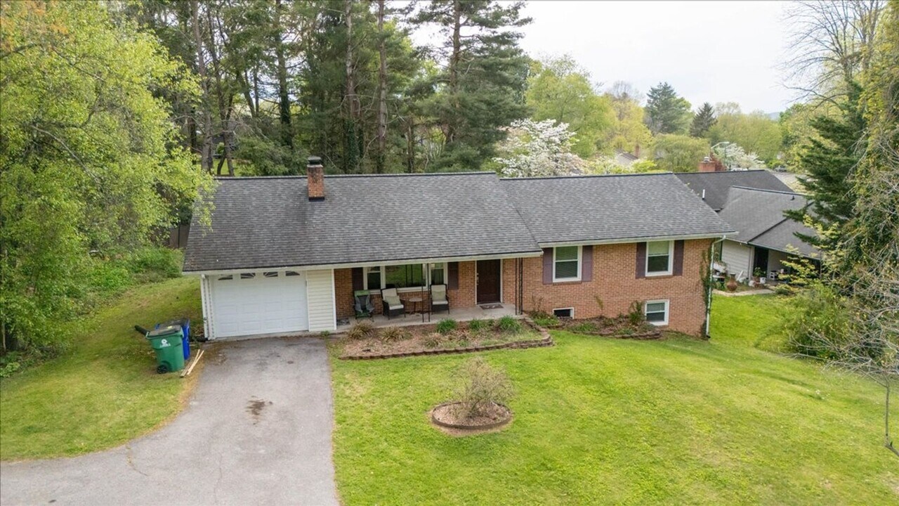 701 Elizabeth Dr in Blacksburg, VA - Building Photo