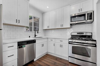 5125 Canoga Ave in Woodland Hills, CA - Building Photo - Building Photo