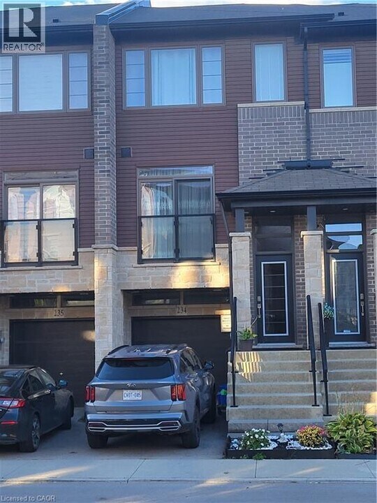 30 Times Square Blvd in Stoney Creek, ON - Building Photo