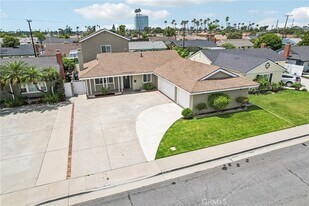 17151 Hague Ln in Huntington Beach, CA - Building Photo