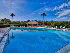 11 Bluebill Ave, Unit 704 in Naples, FL - Foto de edificio - Building Photo