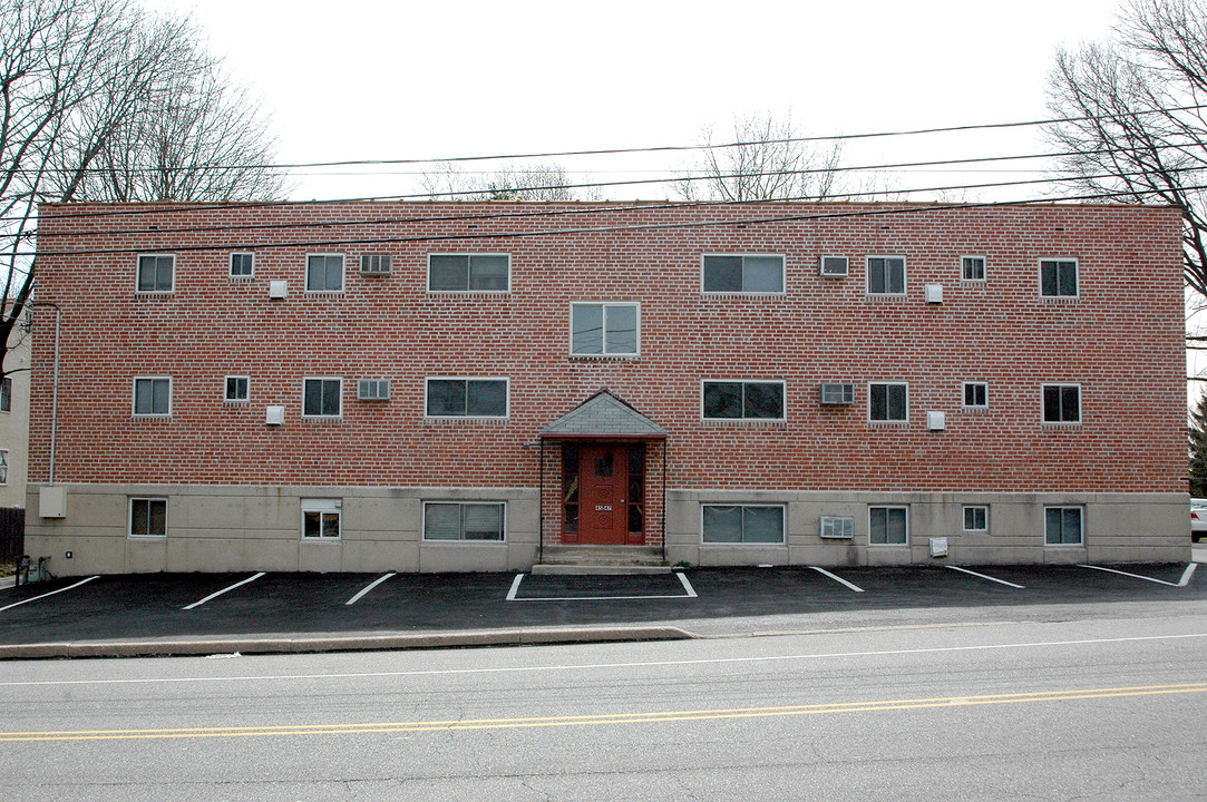 Larchmont Terrace in Broomall, PA - Building Photo