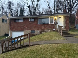 205 Charleston Dr in Pittsburgh, PA - Building Photo
