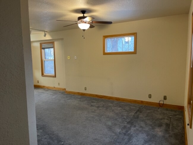 1216 E Sheridan St in Laramie, WY - Building Photo - Building Photo