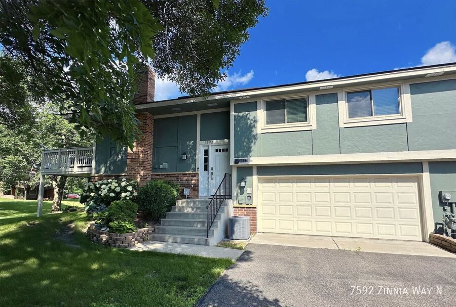 7592 Zinnia Way N in Osseo, MN - Building Photo