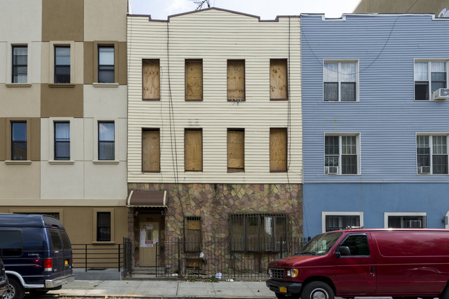 200 Scholes St in Brooklyn, NY - Building Photo - Building Photo