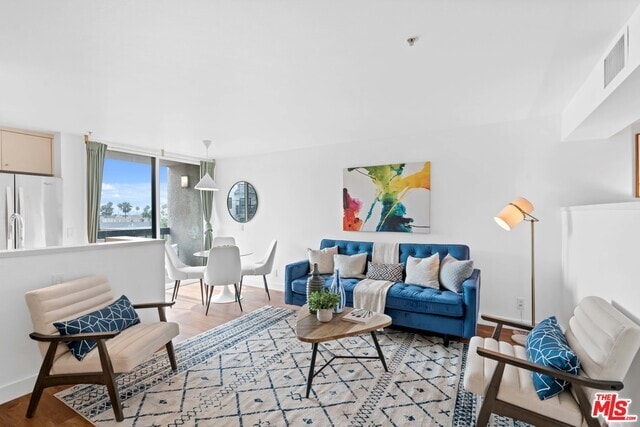 7320 Hawthorn Ave, Unit 219 in Los Angeles, CA - Building Photo - Building Photo