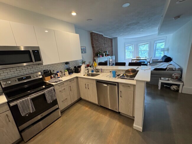 1402 Beacon St, Unit 3