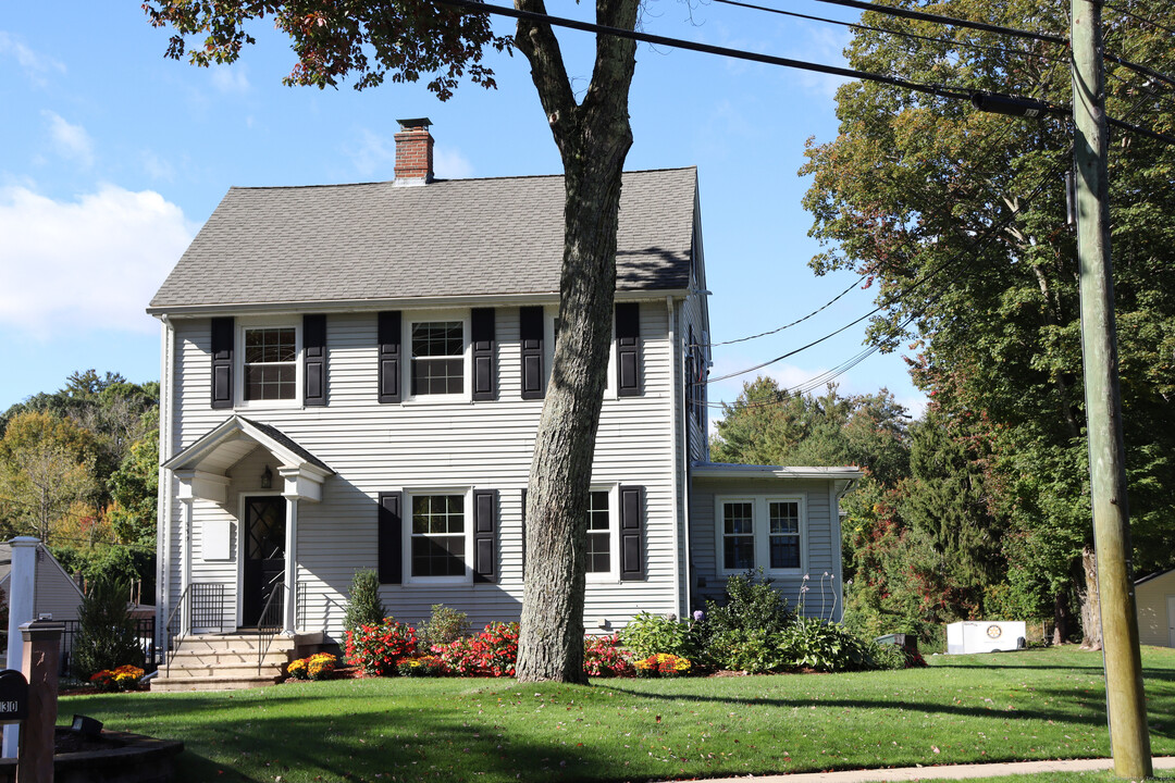 530 New London Turnpike in Glastonbury, CT - Building Photo