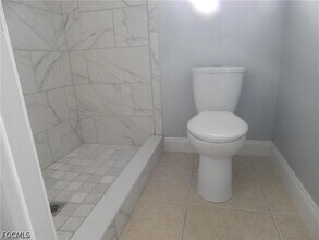 18448 Iris Rd in Ft. Myers, FL - Foto de edificio - Building Photo