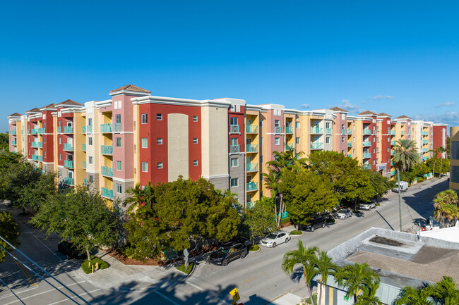 Valencia South Miami in South Miami, FL - Foto de edificio - Building Photo