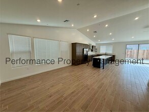 8403 Killary Hbr Ave in Bakersfield, CA - Building Photo - Building Photo