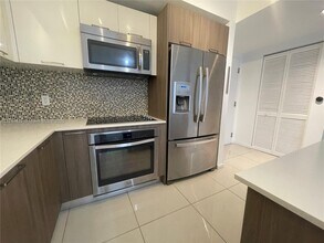 5252 NW 85th Ave in Doral, FL - Building Photo - Building Photo