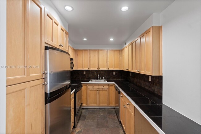 145 SE 25th Rd, Unit 404 in Miami, FL - Building Photo - Building Photo