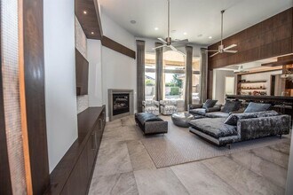 1553 E Golden Valley Way in Fresno, CA - Foto de edificio - Building Photo