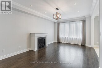 1123 Grainger Trail in Newmarket, ON - Building Photo - Building Photo