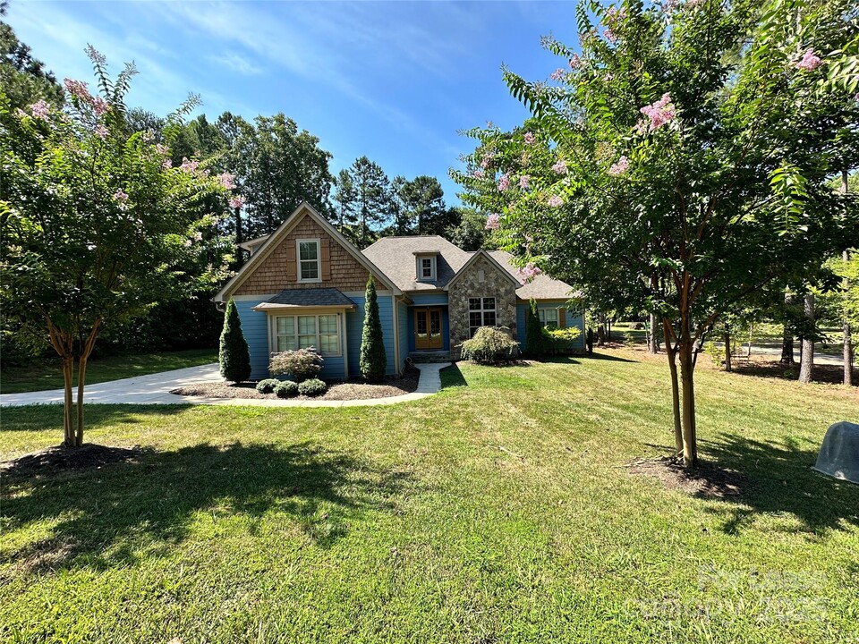 8643 Amandine Way in Terrell, NC - Building Photo