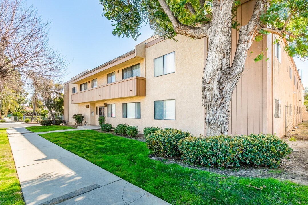 17204 Chatsworth St in Los Angeles, CA - Building Photo