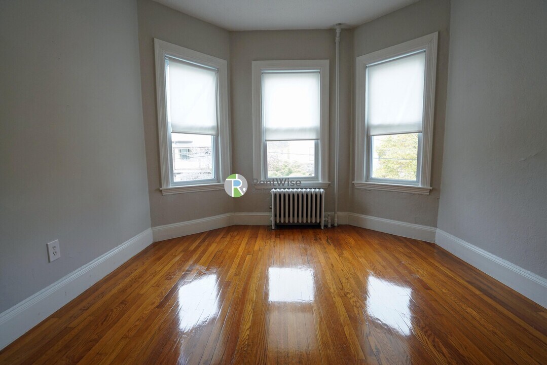 23 Maple St, Unit 4 in Watertown, MA - Building Photo