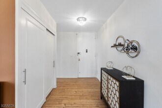 200 Winston Dr in Cliffside Park, NJ - Building Photo - Building Photo