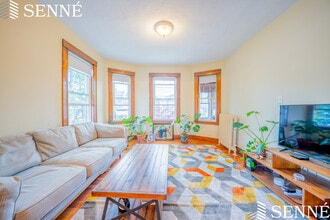 7 Ware St, Unit 2 in Somerville, MA - Foto de edificio - Building Photo