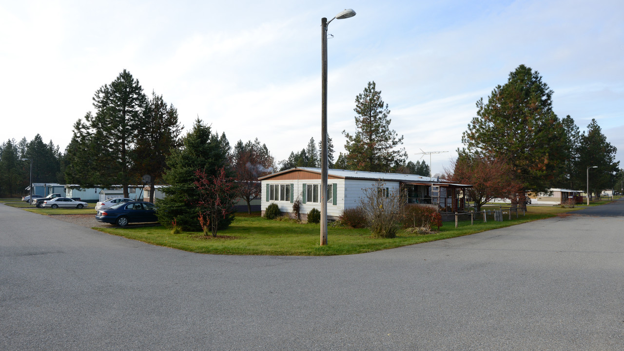 Eloika Pines Mobile Home Park in Elk, WA - Foto de edificio