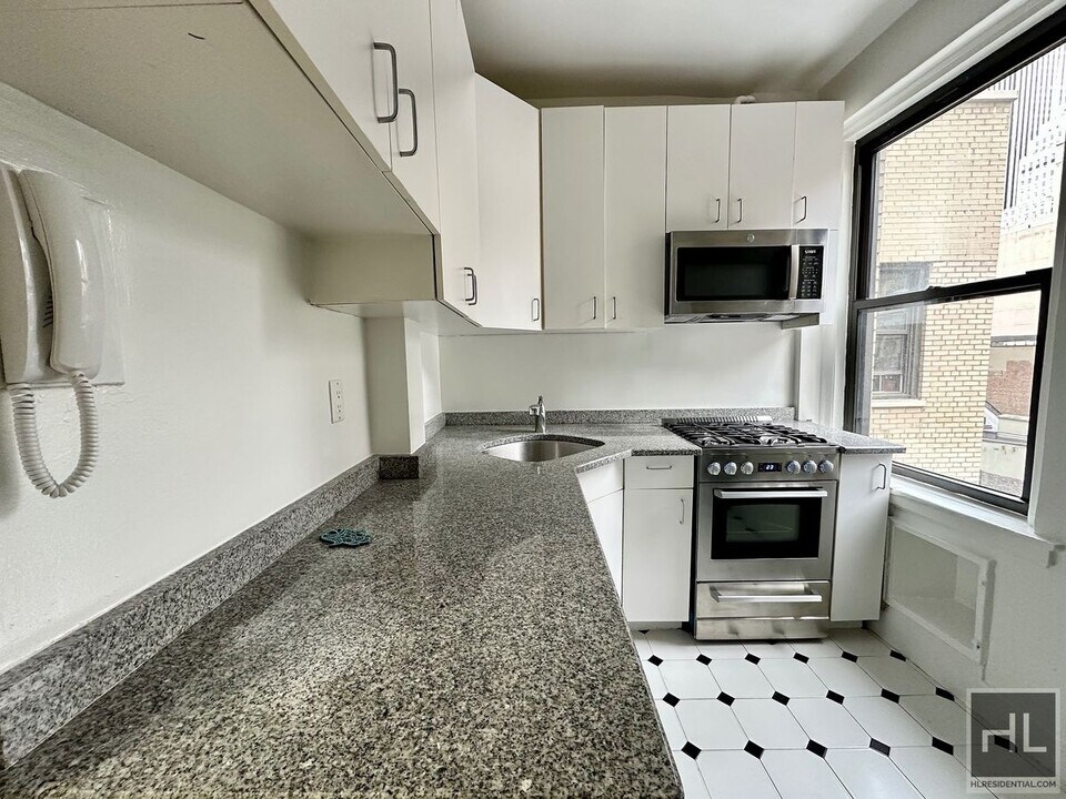 West 55th Street in New York, NY - Building Photo