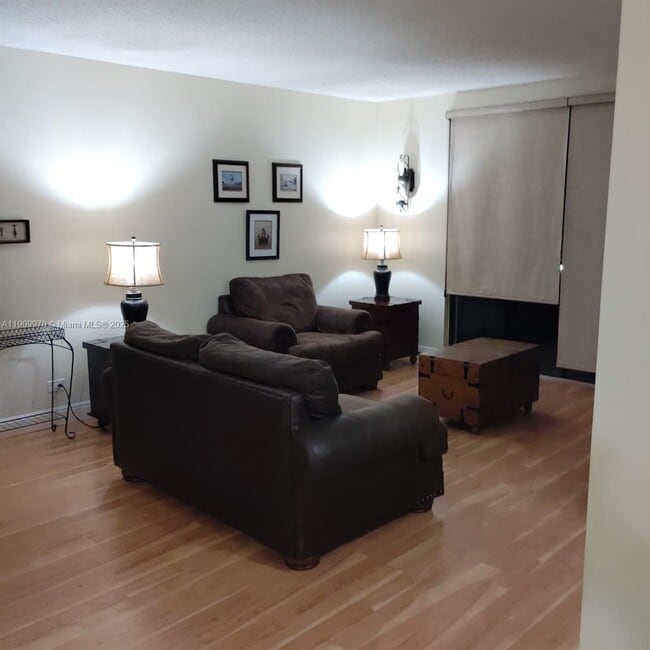 3760 Inverrary Dr in Lauderhill, FL - Foto de edificio - Building Photo