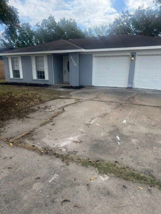 3120 Royal St in Baytown, TX - Building Photo