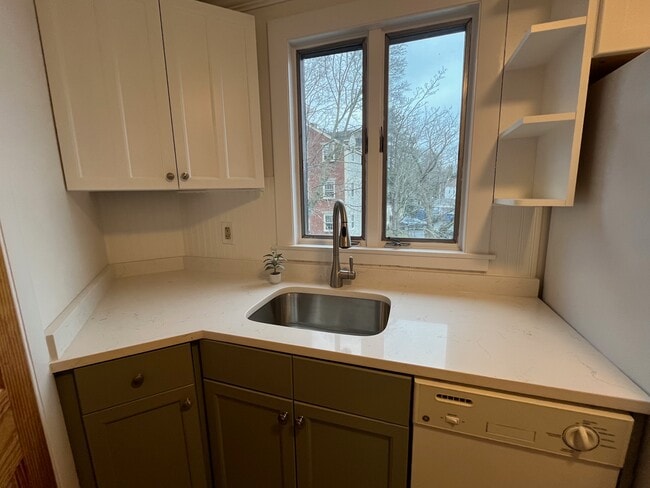 230 Washington St, Unit H in Marblehead, MA - Building Photo - Building Photo