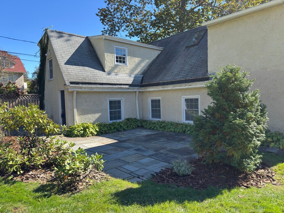 4 Sycamore Ln in West Hartford, CT - Building Photo
