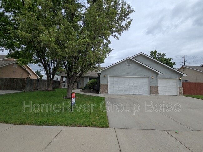 2020 W Pebblestone St