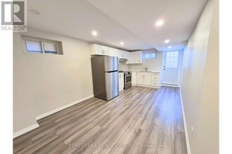 136 Esther Crescent in Vaughan, ON - Building Photo - Building Photo