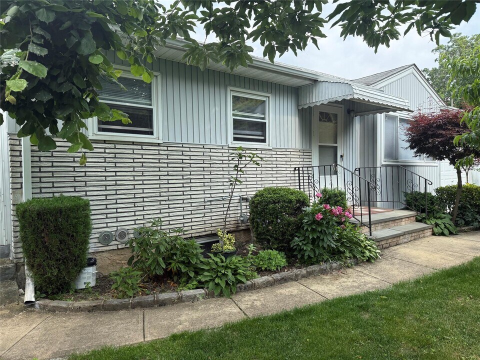 11 Holle Pl in Carle Place, NY - Building Photo
