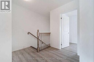 70 Huguenot Rd in Oakville, ON - Building Photo - Building Photo