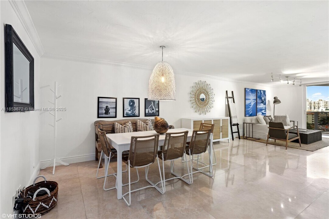 2401 Collins Ave, Unit 909 in Miami Beach, FL - Foto de edificio