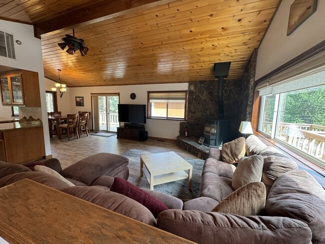1103 Sundown Trail in South Lake Tahoe, CA - Building Photo - Building Photo