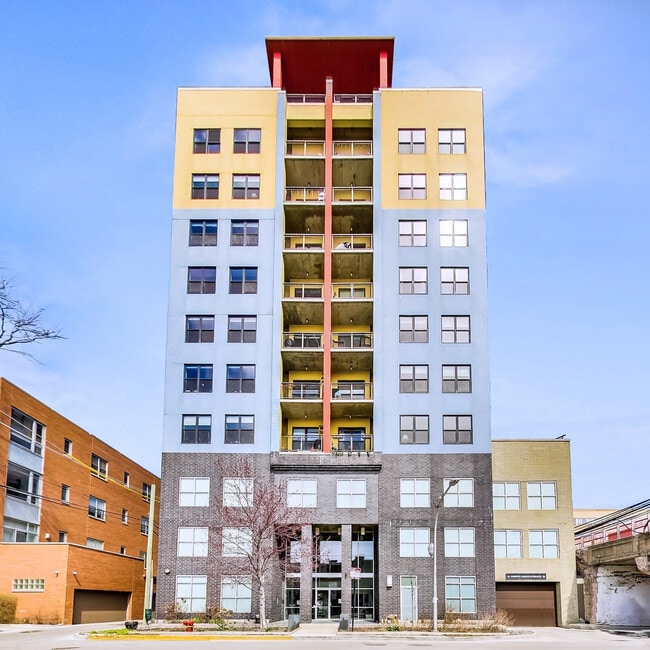 property at 1122 W Catalpa Ave
