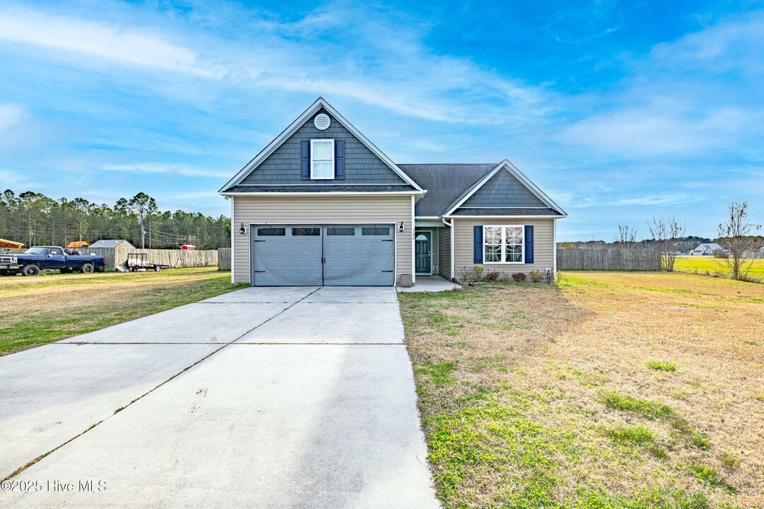 105 Cherry Ridge Ct in Richlands, NC - Building Photo