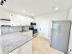 543 103rd Ave N in Naples, FL - Foto de edificio - Building Photo