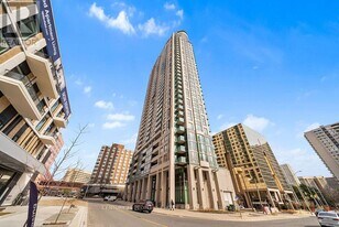 208 Enfield Pl in Mississauga, ON - Building Photo